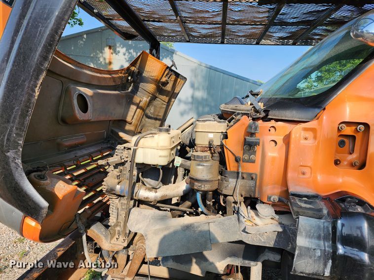 image for item MO9860 2006 GMC C5500  bucket truck