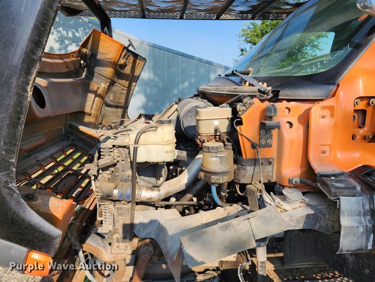 image for item MO9860 2006 GMC C5500  bucket truck