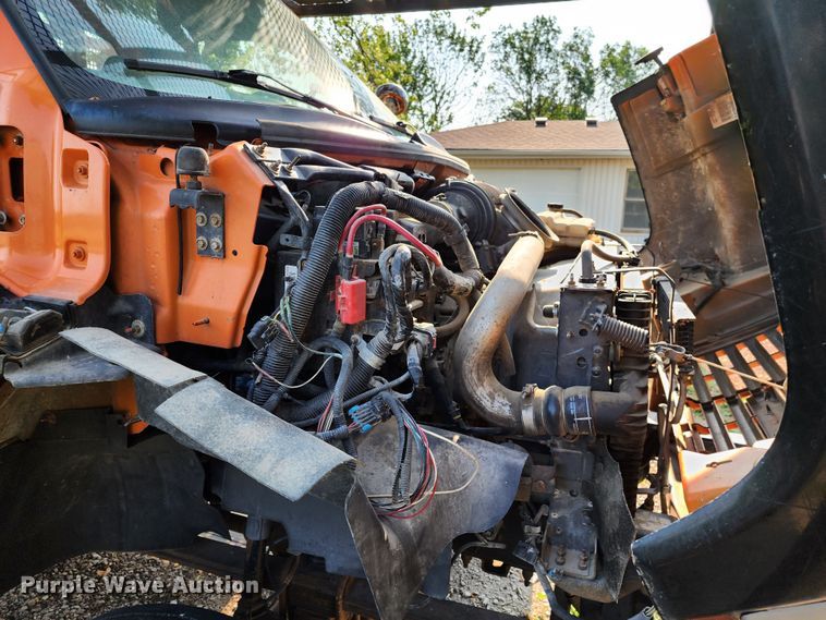 image for item MO9860 2006 GMC C5500  bucket truck