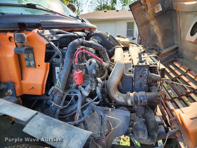 image for item MO9860 2006 GMC C5500  bucket truck