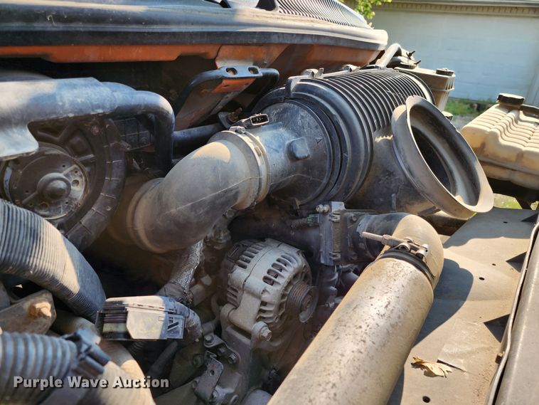 image for item MO9860 2006 GMC C5500  bucket truck