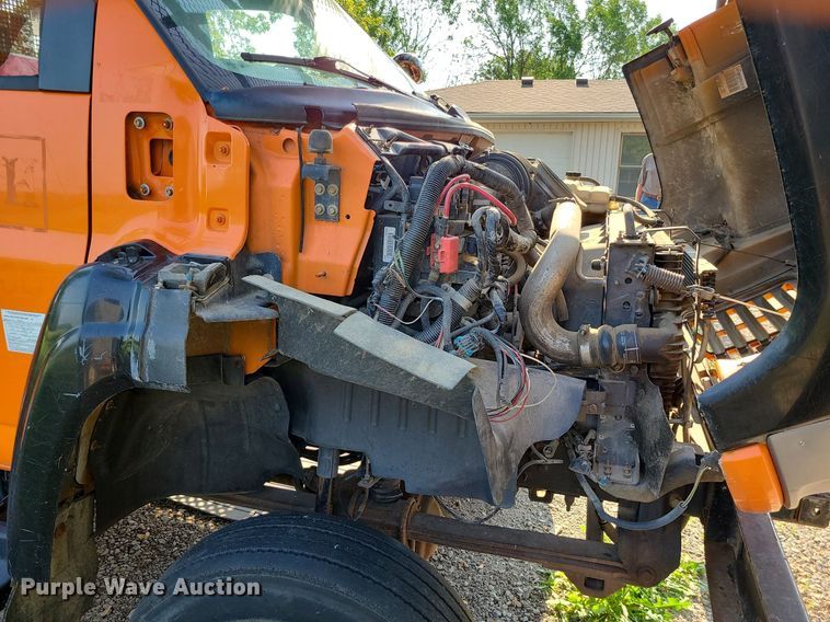 image for item MO9860 2006 GMC C5500  bucket truck