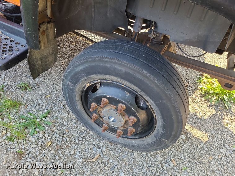 image for item MO9860 2006 GMC C5500  bucket truck