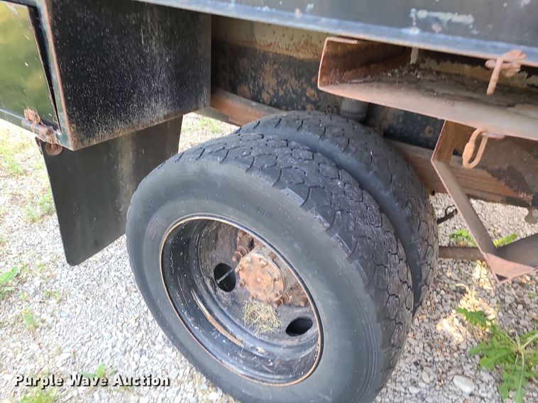 image for item MO9860 2006 GMC C5500  bucket truck