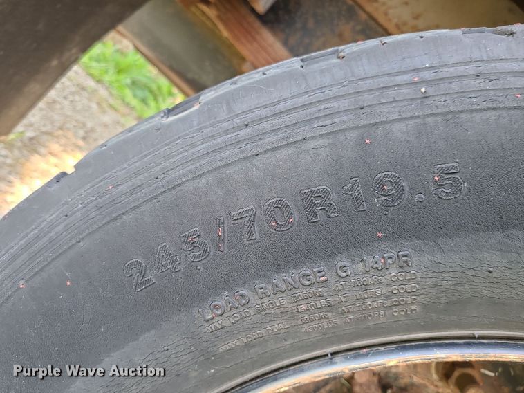 image for item MO9860 2006 GMC C5500  bucket truck