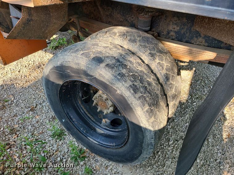 image for item MO9860 2006 GMC C5500  bucket truck