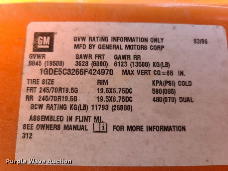 image for item MO9860 2006 GMC C5500  bucket truck