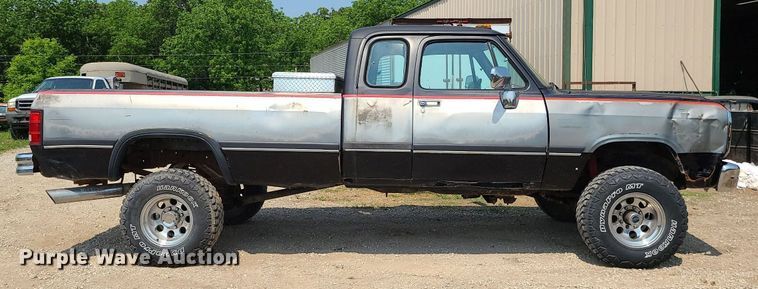 image for item MO9867 1992 Dodge Ram 250  Club Cab pickup truck
