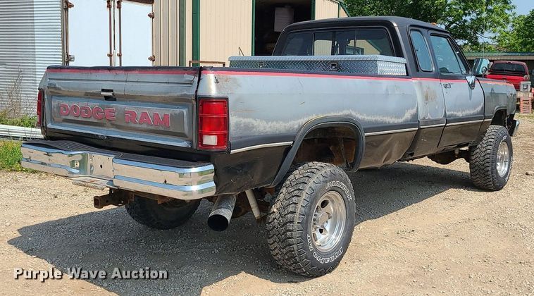 image for item MO9867 1992 Dodge Ram 250  Club Cab pickup truck