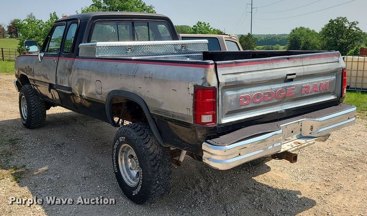 image for item MO9867 1992 Dodge Ram 250  Club Cab pickup truck