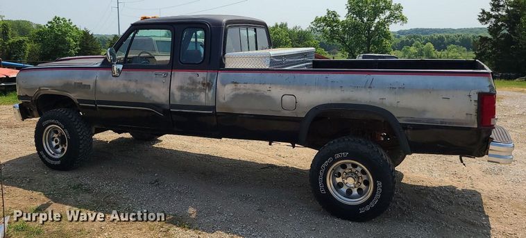 image for item MO9867 1992 Dodge Ram 250  Club Cab pickup truck
