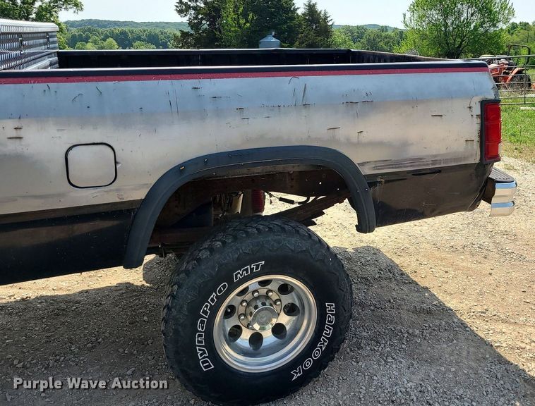 image for item MO9867 1992 Dodge Ram 250  Club Cab pickup truck