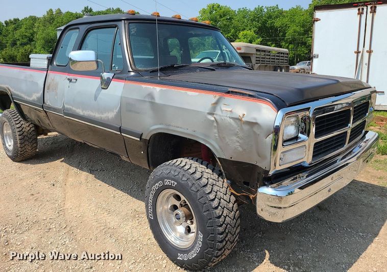 image for item MO9867 1992 Dodge Ram 250  Club Cab pickup truck