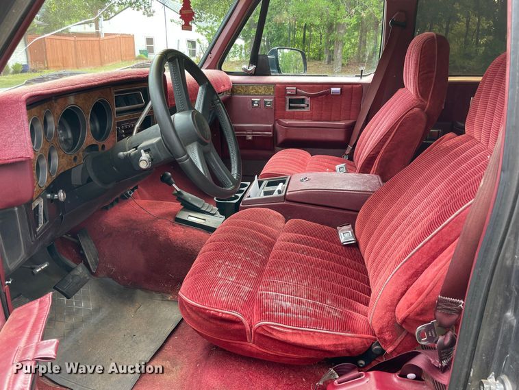 image for item MR9062 1991 GMC Suburban  SUV