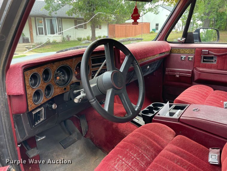 image for item MR9062 1991 GMC Suburban  SUV