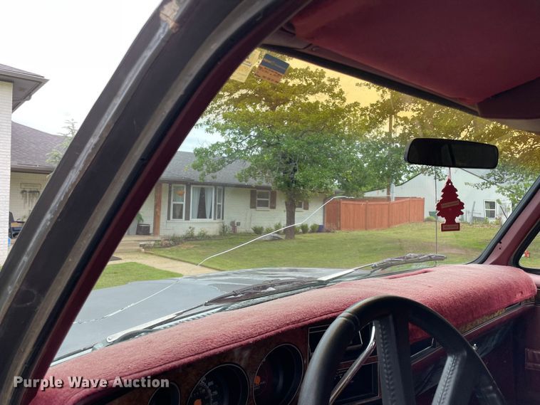 image for item MR9062 1991 GMC Suburban  SUV