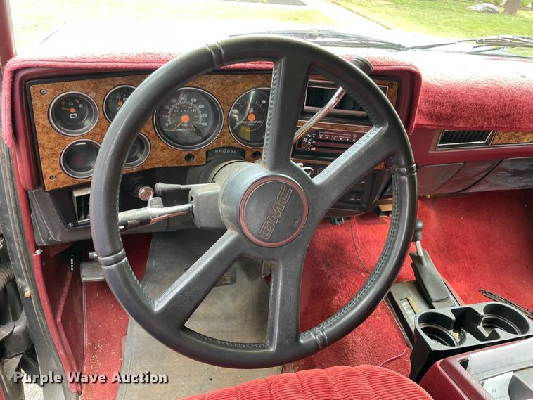 image for item MR9062 1991 GMC Suburban  SUV