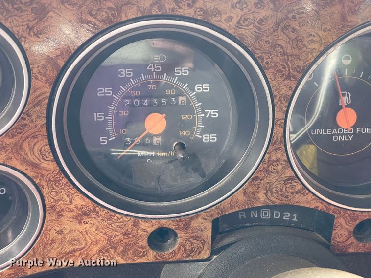 image for item MR9062 1991 GMC Suburban  SUV