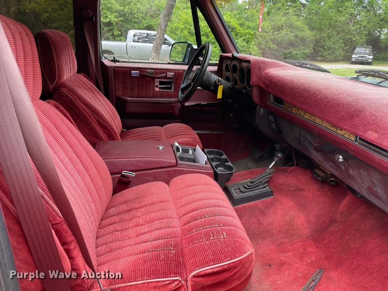 image for item MR9062 1991 GMC Suburban  SUV