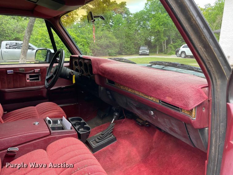 image for item MR9062 1991 GMC Suburban  SUV