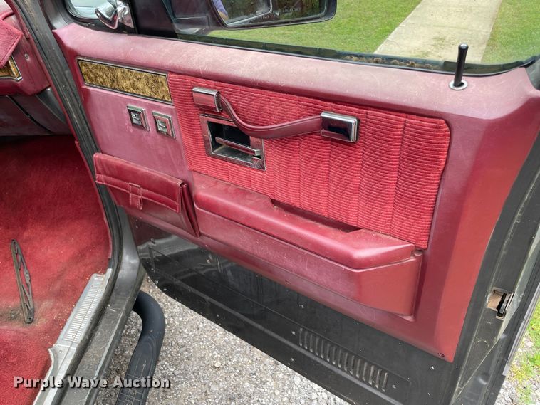 image for item MR9062 1991 GMC Suburban  SUV