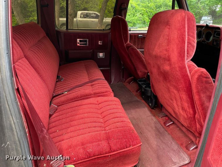 image for item MR9062 1991 GMC Suburban  SUV