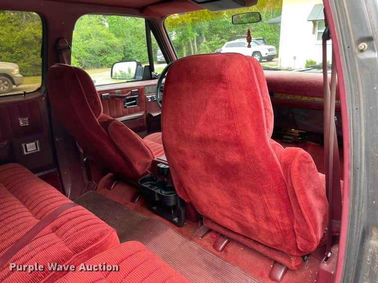 image for item MR9062 1991 GMC Suburban  SUV