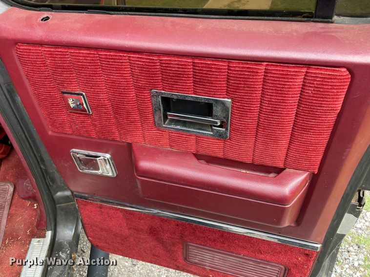 image for item MR9062 1991 GMC Suburban  SUV