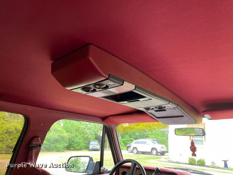 image for item MR9062 1991 GMC Suburban  SUV