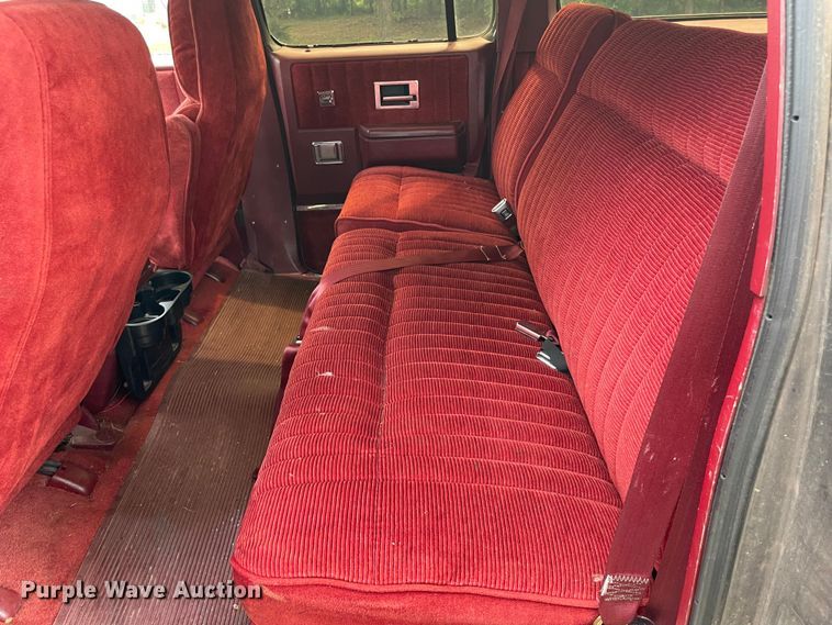 image for item MR9062 1991 GMC Suburban  SUV