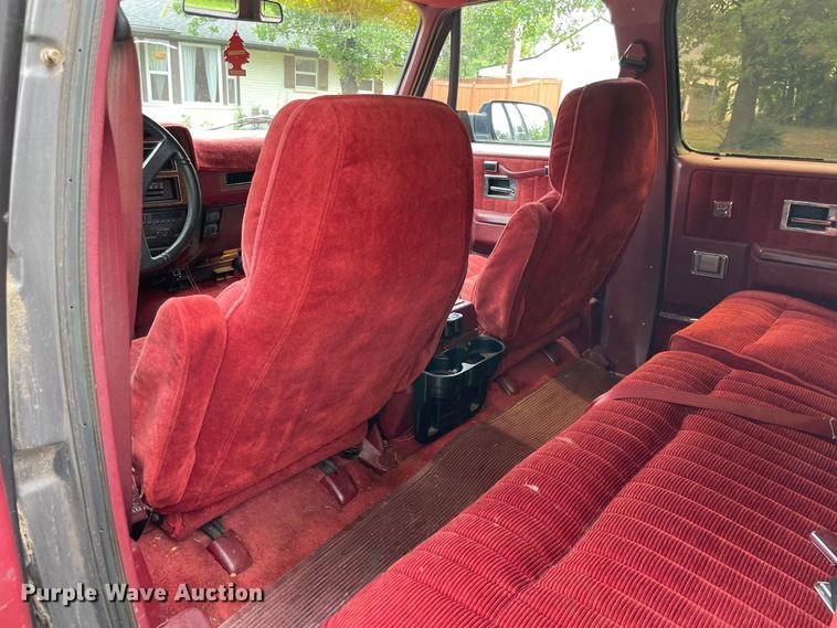 image for item MR9062 1991 GMC Suburban  SUV