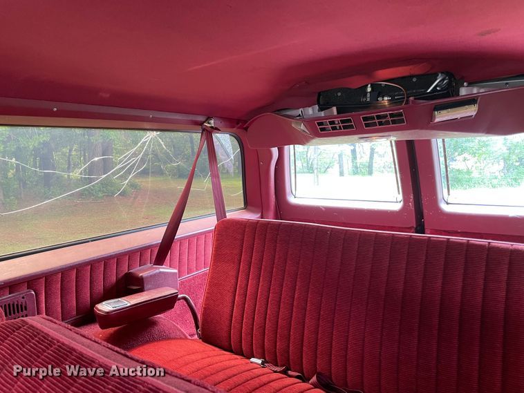 image for item MR9062 1991 GMC Suburban  SUV