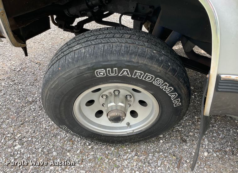 image for item MR9062 1991 GMC Suburban  SUV