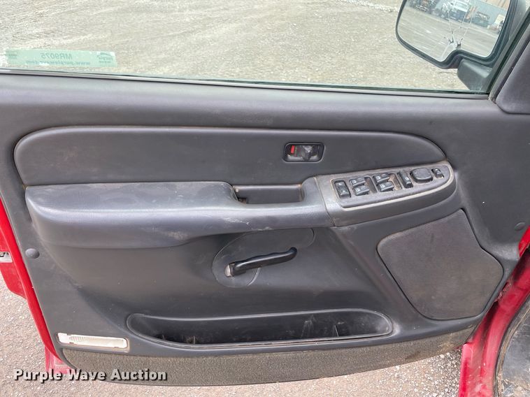 image for item MR9075 2005 Chevrolet Silverado 1500  Crew Cab pickup truck