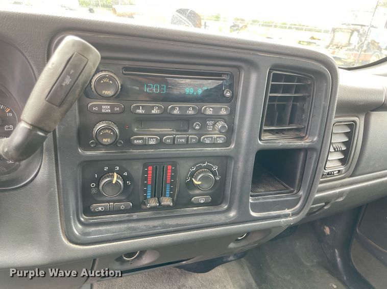 image for item MR9075 2005 Chevrolet Silverado 1500  Crew Cab pickup truck