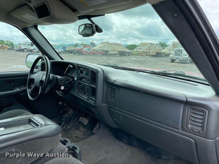 image for item MR9075 2005 Chevrolet Silverado 1500  Crew Cab pickup truck