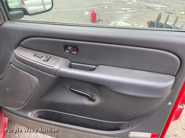 image for item MR9075 2005 Chevrolet Silverado 1500  Crew Cab pickup truck