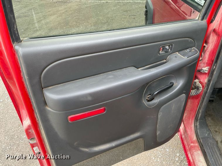 image for item MR9075 2005 Chevrolet Silverado 1500  Crew Cab pickup truck