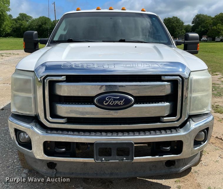 image for item MR9081 2012 Ford F250 Super Duty  Crew Cab flatbed pickup truck