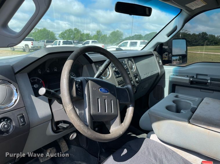 image for item MR9081 2012 Ford F250 Super Duty  Crew Cab flatbed pickup truck