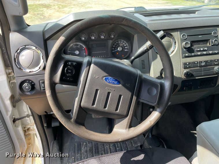 image for item MR9081 2012 Ford F250 Super Duty  Crew Cab flatbed pickup truck