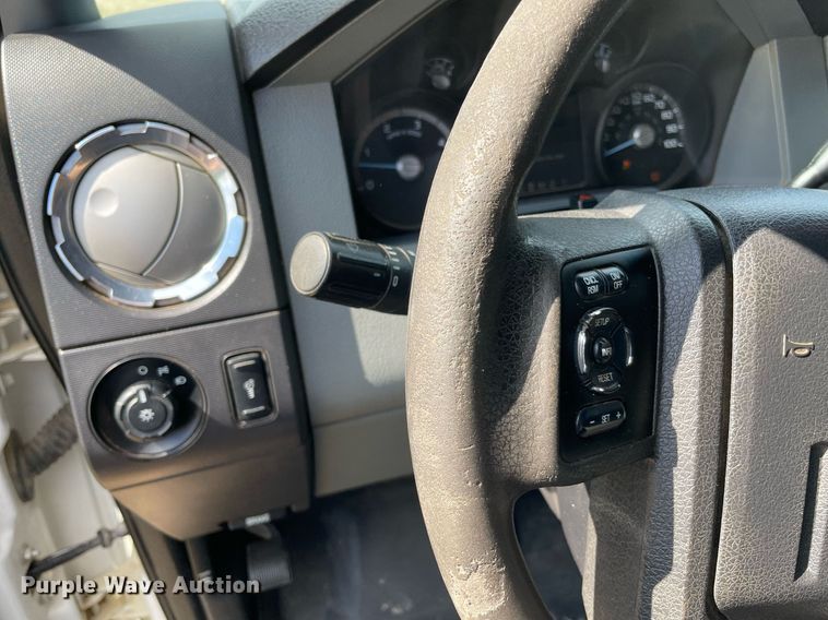 image for item MR9081 2012 Ford F250 Super Duty  Crew Cab flatbed pickup truck