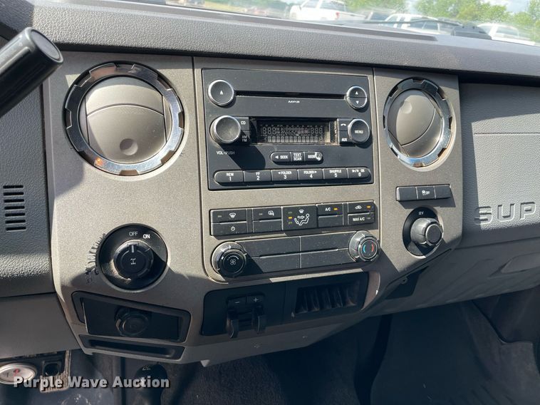 image for item MR9081 2012 Ford F250 Super Duty  Crew Cab flatbed pickup truck