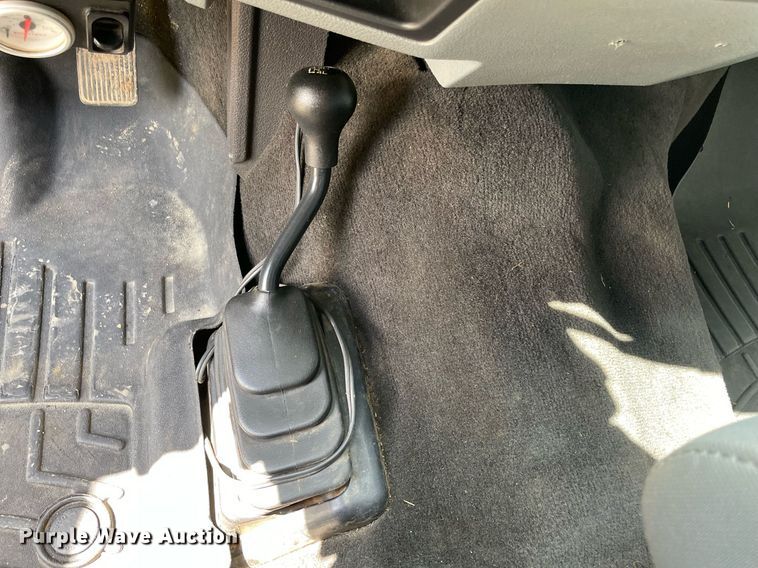 image for item MR9081 2012 Ford F250 Super Duty  Crew Cab flatbed pickup truck