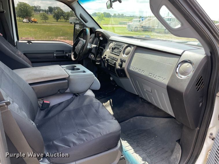 image for item MR9081 2012 Ford F250 Super Duty  Crew Cab flatbed pickup truck