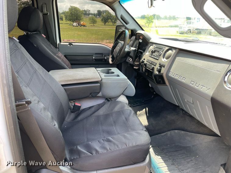 image for item MR9081 2012 Ford F250 Super Duty  Crew Cab flatbed pickup truck