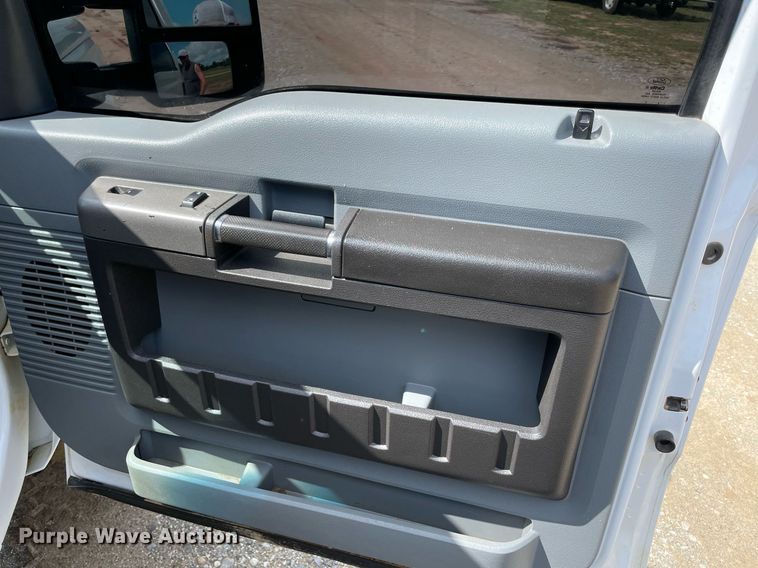 image for item MR9081 2012 Ford F250 Super Duty  Crew Cab flatbed pickup truck