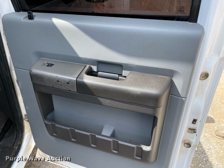 image for item MR9081 2012 Ford F250 Super Duty  Crew Cab flatbed pickup truck