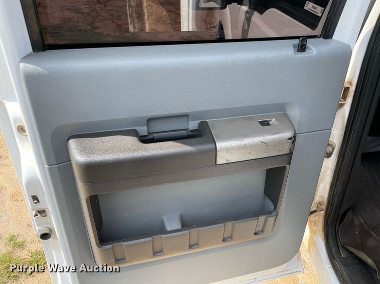 image for item MR9081 2012 Ford F250 Super Duty  Crew Cab flatbed pickup truck