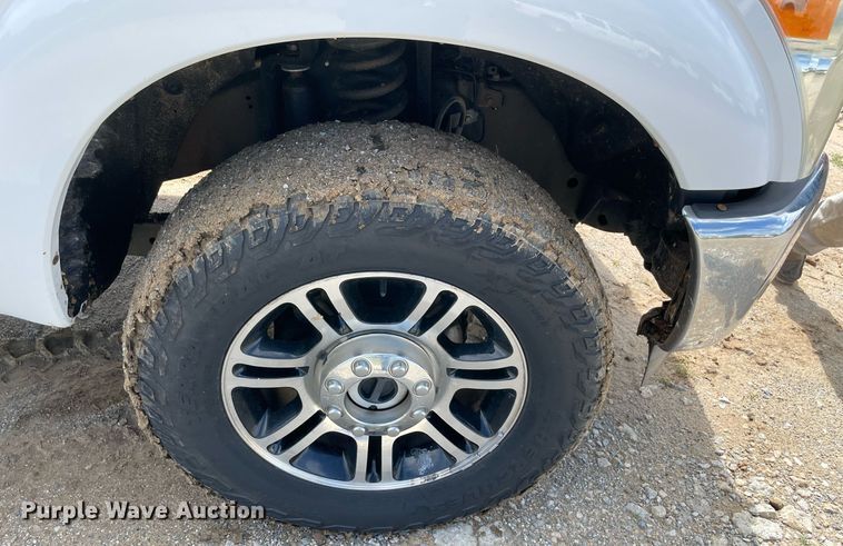 image for item MR9081 2012 Ford F250 Super Duty  Crew Cab flatbed pickup truck